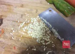 Illustration of how to make carrot and green pepper pancakes 6