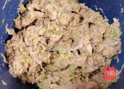 Illustration of how to make pan-fried lotus root and celery meatloaf 7