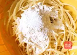 Illustration of how to make potato shredded cake 3