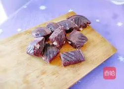 Illustration of how to make shrimp and purple sweet potato pancakes 1