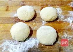 Illustration of how to make black sesame and sweet potato dough cakes 17