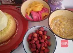 Illustration of how to decorate double-layer cake with cream 1