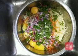 Illustration of how to make egg and potato shredded pancakes 4