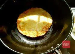 Illustration of how to make banana egg pancake 5