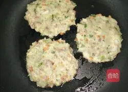 Illustration of how to make assorted potato pancakes 10