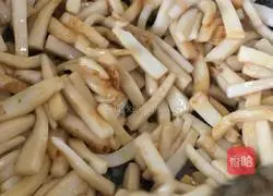 Illustration of how to make fried rice cake with eggs 9