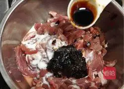 Illustration of how to make shredded pork burritos with Beijing sauce 9