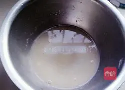 Illustration of making black sesame and rose sauce sesame cakes 2