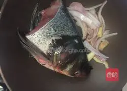 Illustration of how to make fish head stewed bean cake 11