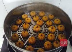 Illustration of how to make pumpkin cake 9