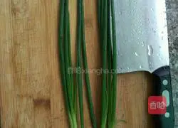Illustration of how to make salt and pepper scallion pancakes 7