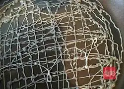 Illustration of how to make oatmeal banana walnut sauce net cake 4