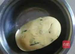 Illustration of how to make sweet potato and scallion pancakes 3