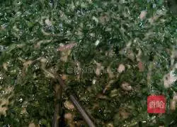 Illustration of how to make leek and egg pancakes 3