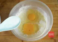 Illustration of how to make fried sophora flower cake 4