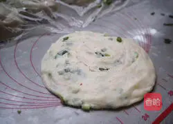 Illustration of how to make delicious scallion pancake 6