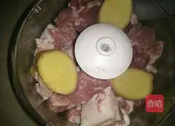 Illustration of how to make steamed meatloaf with dried plums and vegetables 3