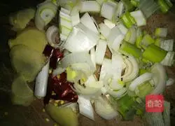 Illustration of how to cook fish stewed in iron pot with pancakes 2