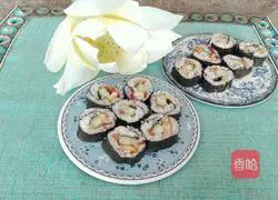 Illustration of how to make meat floss, banana and cucumber sushi 13