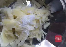 Illustration of how to make carrot and potato pancakes 3