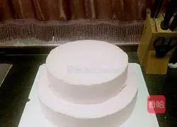 Illustration of how to decorate a double-layered light cream cake with fondant 9