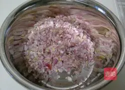 Illustration of how to make pork and onion pie 2 