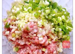 Illustration of how to make pork-filled scallion pancakes 1