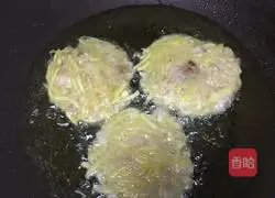 Illustration of how to make minced meat and potato pancakes 4
