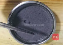 Illustration of how to make black rice pancakes 4