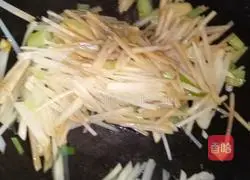 Illustration of how to make egg pancakes with shredded potatoes 5