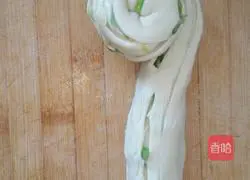 Illustration of how to make green onion hand cakes 8
