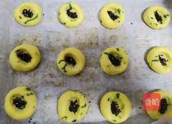 Illustration of how to make salty onion-flavored lard and peach cakes 11