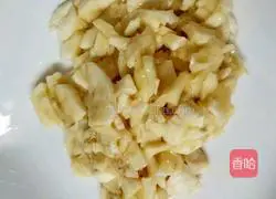 Illustration of how to make banana crisps 1