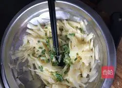 Illustration of how to make carrot and potato pancakes 4