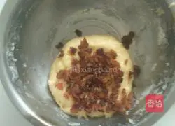Illustration of how to make raisin muffins 4