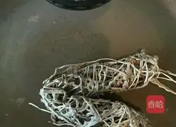 Illustration of how to make oatmeal banana walnut sauce net cake 5