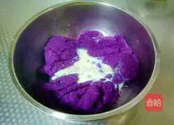 Illustration of how to make pan purple potato cake 3