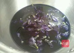 Illustration of how to make butterfly pea pineapple sushi 2