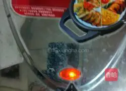 Illustration of how to make apple glutinous rice and black sesame cakes with electric baking pan 5