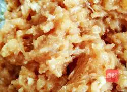 Illustration of how to make horseshoe pork pie 3