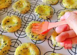 Illustration of how to make seaweed, meat floss and sesame cake 9