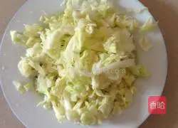 Illustration of how to make cabbage and egg pancakes 1