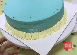  Illustration of how to make eight-inch children's whipped cream decorated cake 5