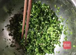 Illustration of how to make leek fish cakes 4