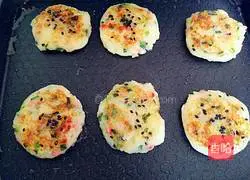 Illustration of how to make pan-fried potato pancakes 11