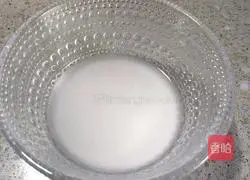 Illustration of how to make a bite of apple crisp 3