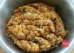 Illustration of how to make carrot and mushroom meat pie 11