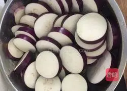 Illustration of how to make Hunan fried eggplant cake 2