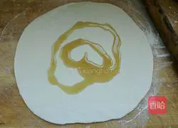 Illustration of how to make cake crust with hands 4