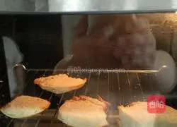 Illustration of how to make chicken leg burritos 1